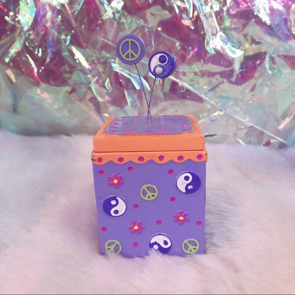NWT 2004 claire’s jewelry box with yin yang charm